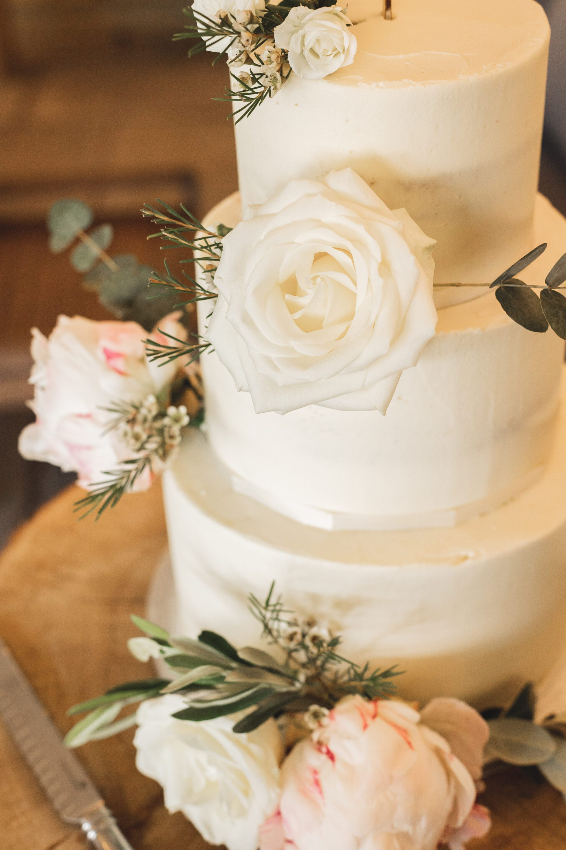 A classic simple wedding cake
