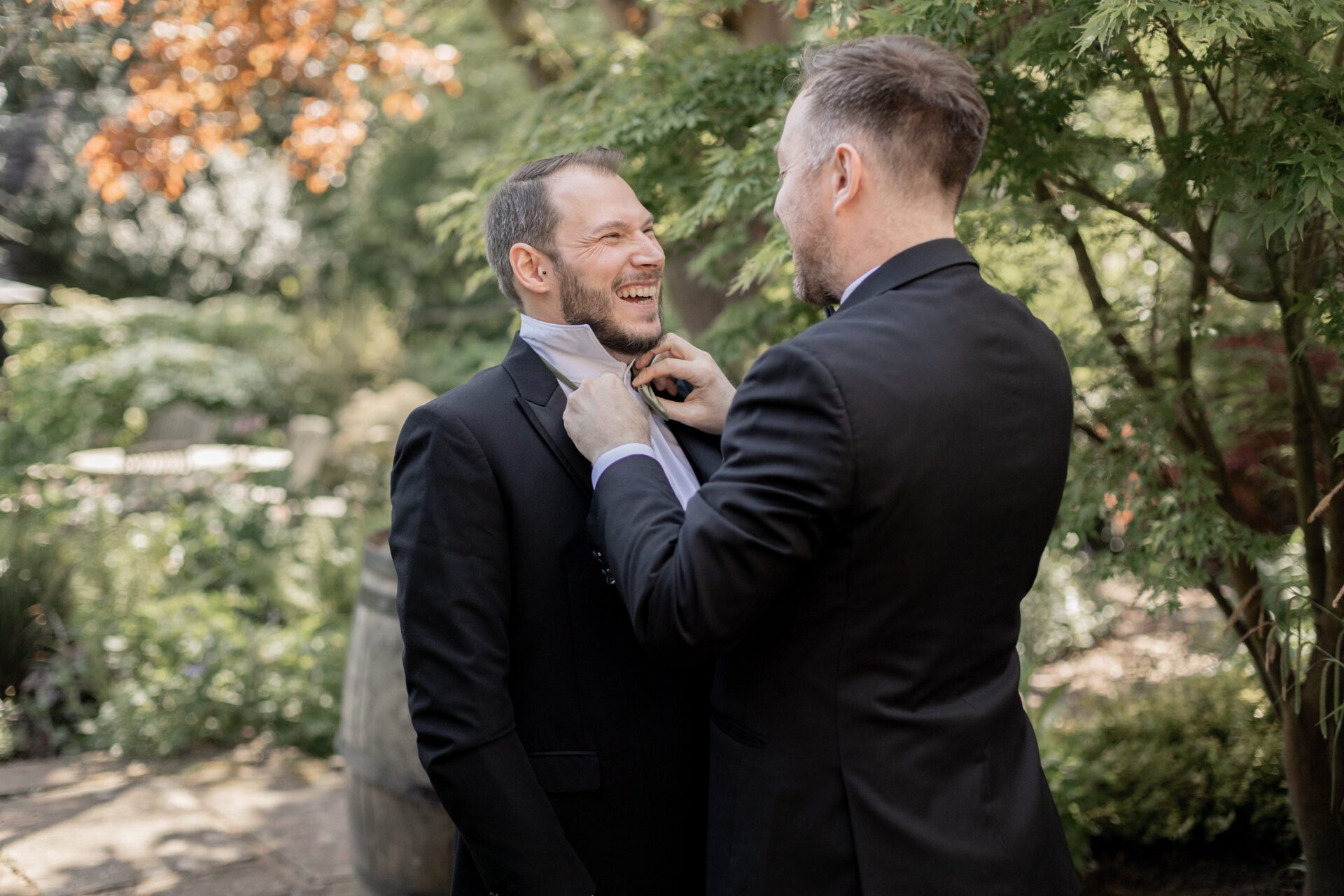 The best man helps the groom with his tie