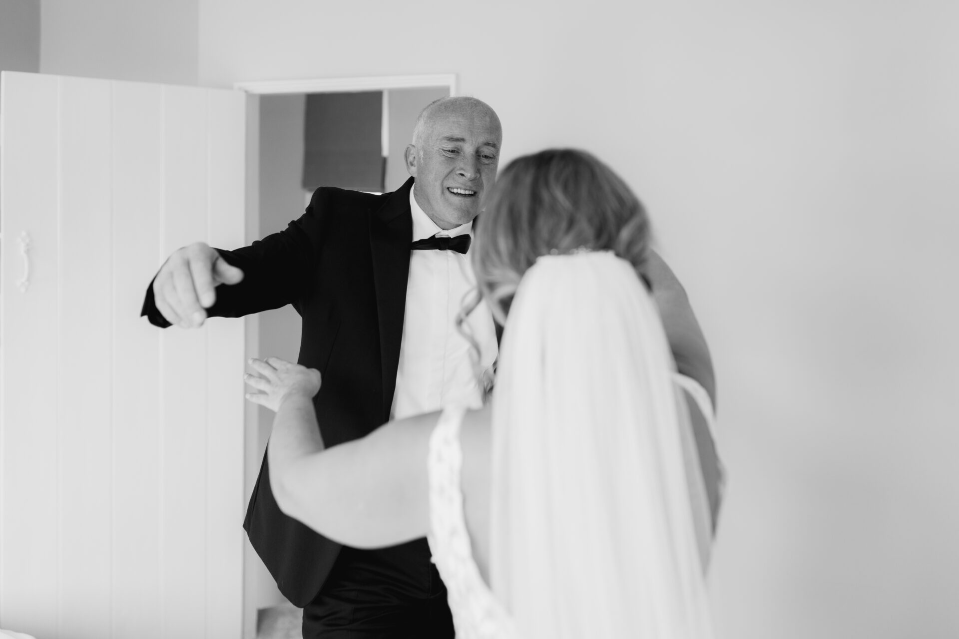 The father of the bride sees the bride for the first time