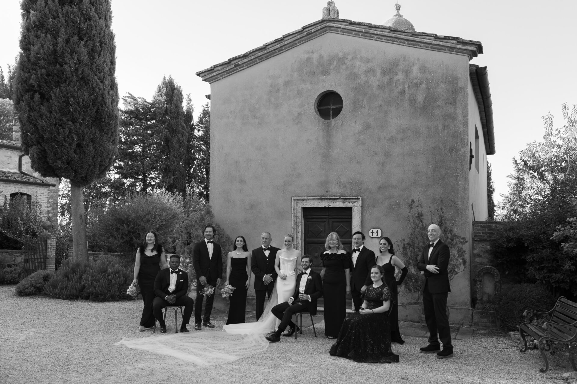 Italian wedding photography captures group photos at Tuscan wedding