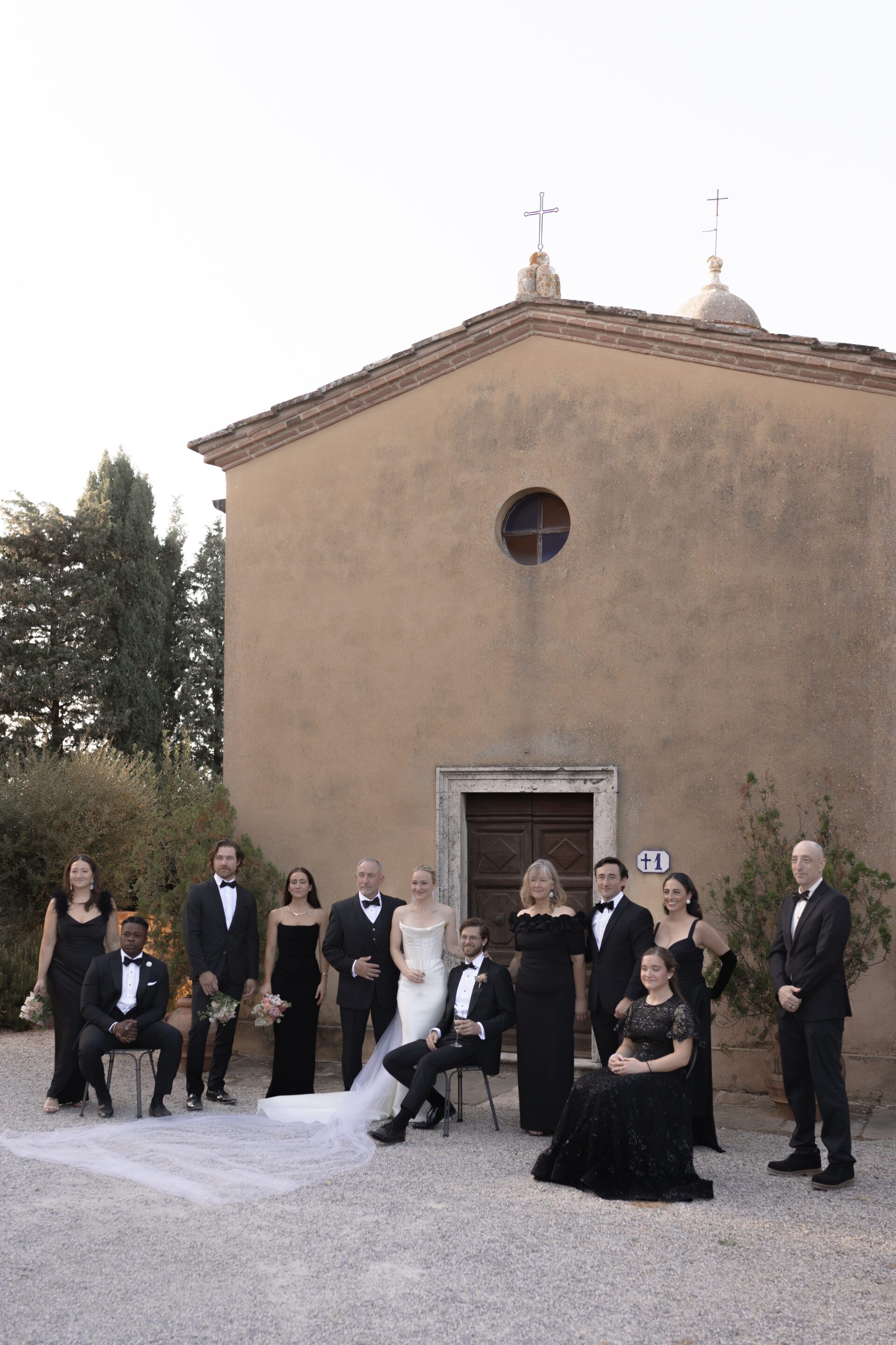 Italian wedding photography captures group photos at Tuscan wedding