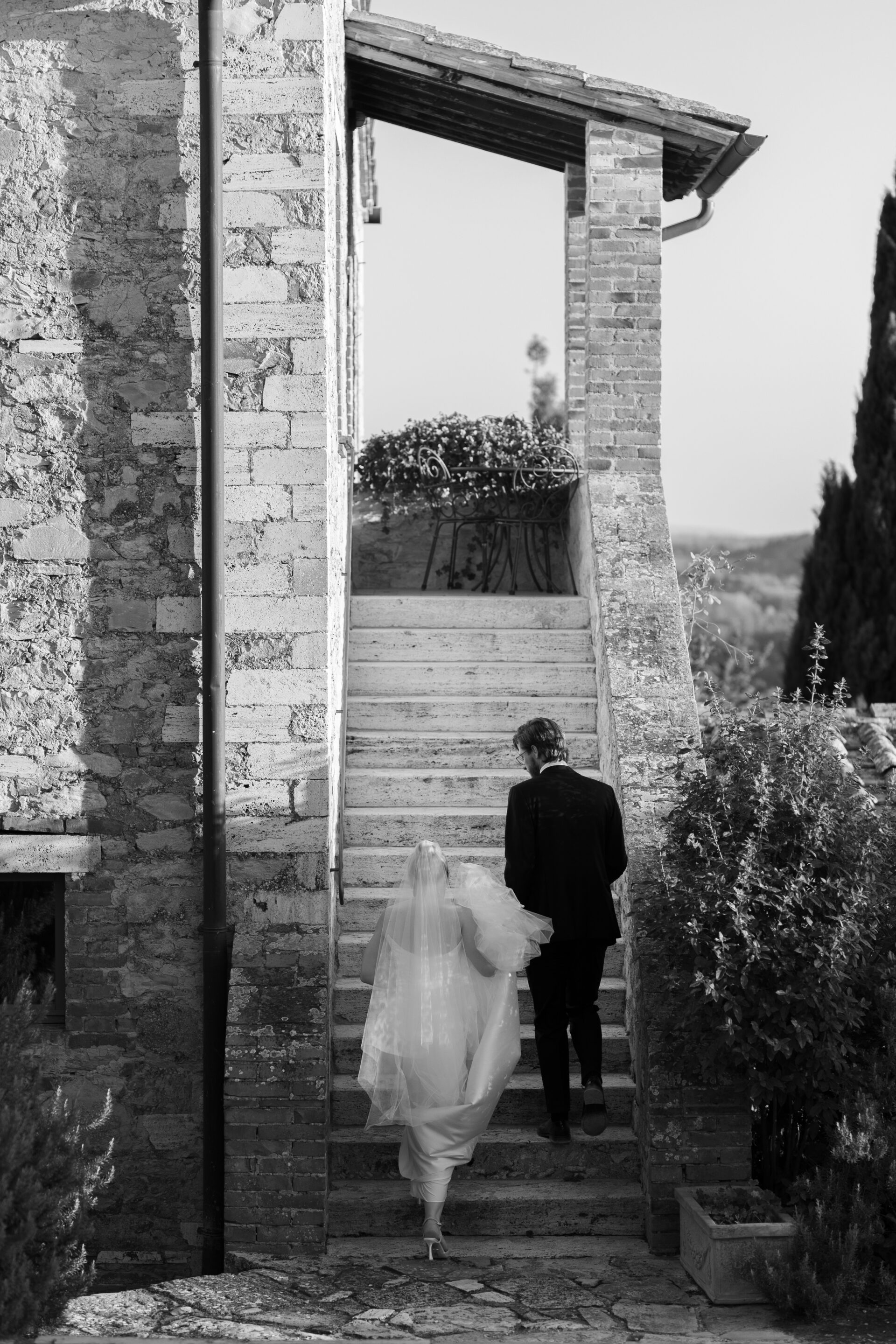 Italian wedding photography captures editorial bride and groom portraits