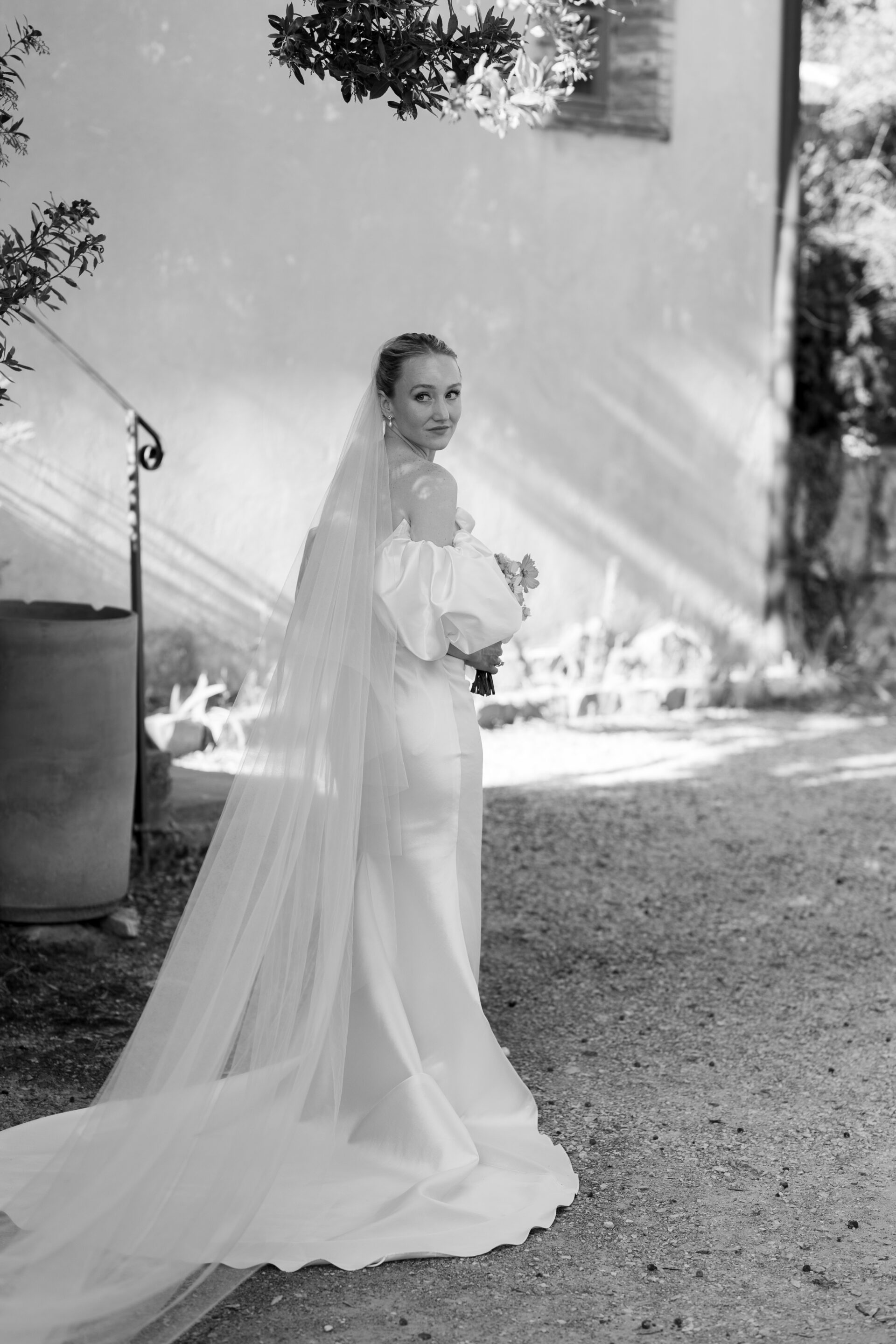 Editorial bridal portraits in Tuscany